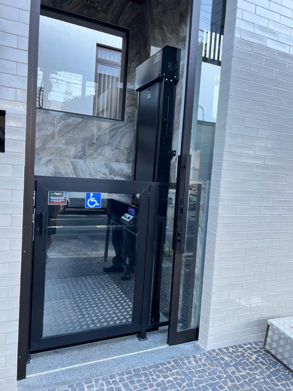 Plataforma comercial com porta automatizada em entrada com revestimento elegante