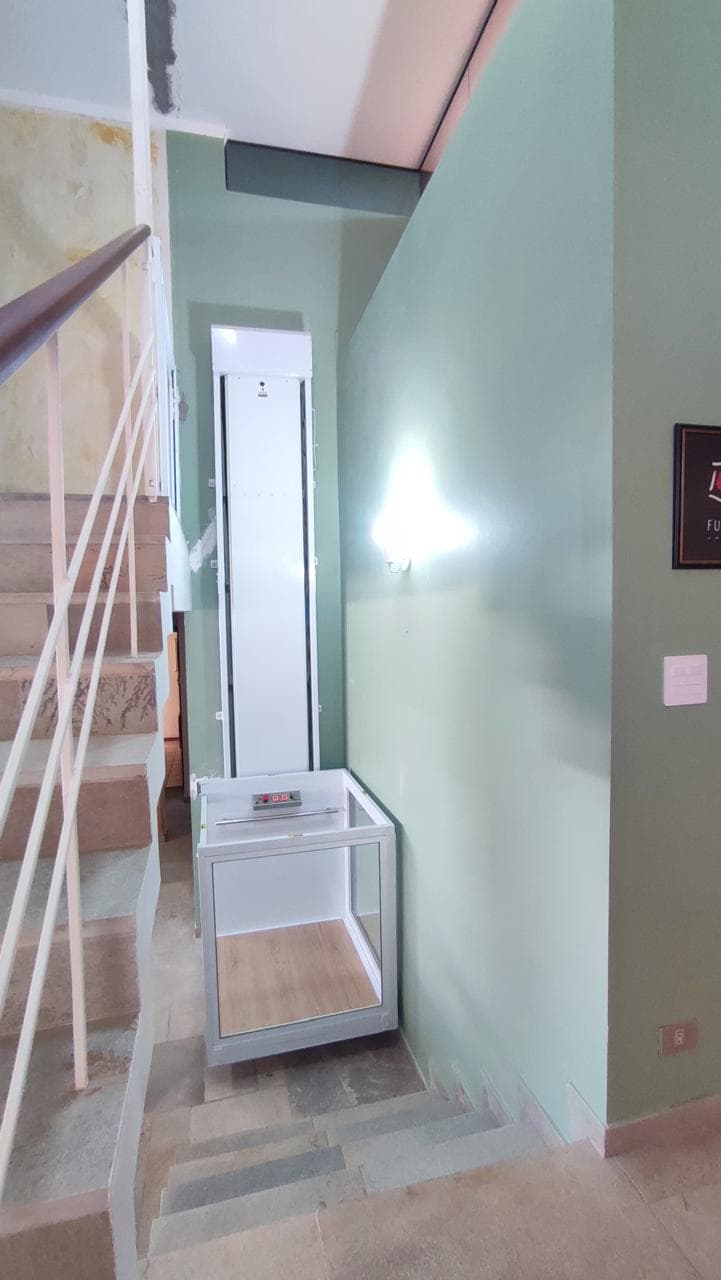 Plataforma residencial simples com coluna instalada junto a escada interna